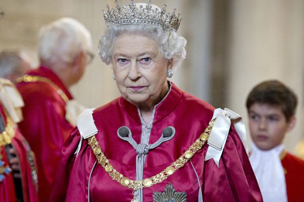 Сколько сумочек у королевы Елизаветы и для чего королеве 78 ванных комнат в доме