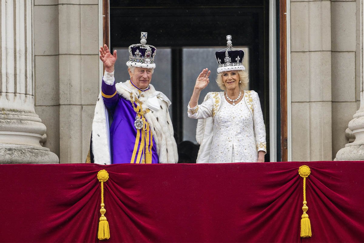 Все говорят о том, что церемонию коронации Чарльза III оформили в цветах украинского флага, но так ли это