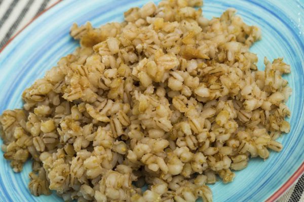 Красавица в годах дала рецепт каши, что по крупицам возвращает тонус «поплывшему» лицу