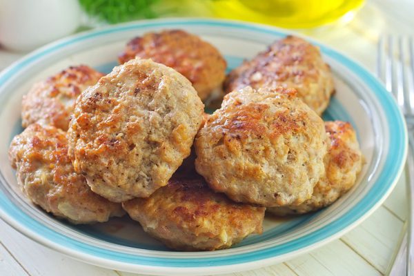 Французская няня готовит рубленые котлеты с майонезом, живем в Европе, но майонез уважаем