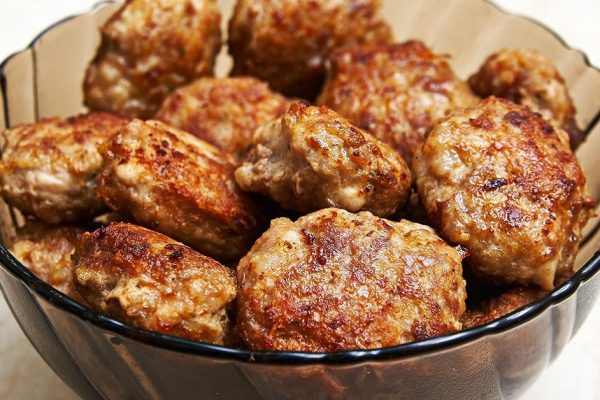 Беру всего 500 г фарша и готовлю гору котлет, замораживаю, семья ест их неделю