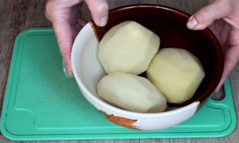 rezeň s paradajkami a zemiakmi