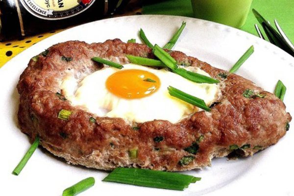 Запекаю котлеты по-аджарски, за 5 минут до готовности вбиваю яйцо нужного размера