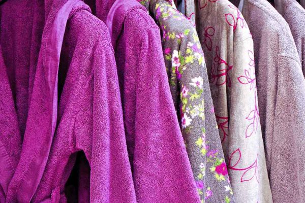 Где применить в ванной старый махровый халат