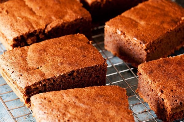 Сын-веган просит печь ему коврижку без яиц и молока, но ему достаются лишь крошки