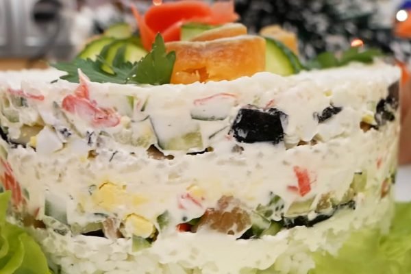 Цыганка Галина готовится угощать гостей на праздники и готовит изысканный крабовый салат