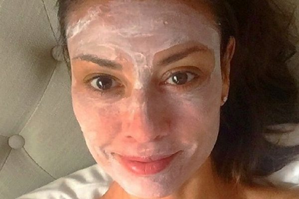 Ей уже 54, а глубоких морщин и обвисшей кожи — нет! Даже молоденькие завидуют втихаря…