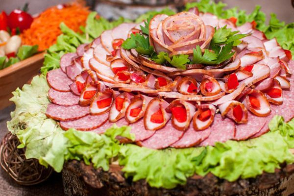 Как подать мясное ассорти на новогодний стол