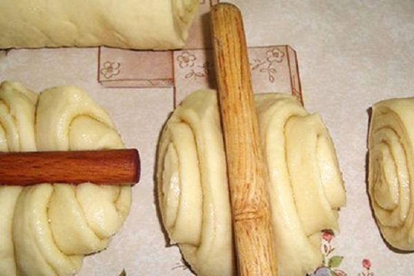 Умелая хозяйка показала, как управляется с выпечкой, создавая настоящие шедевры