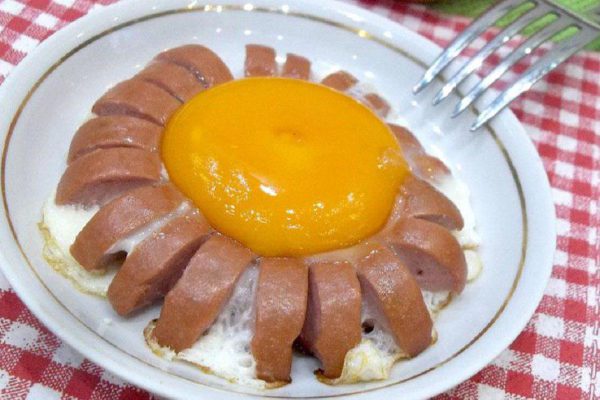 Оригинальная яичница для сытного завтрака. Есть маленький секрет изумительного вкуса.