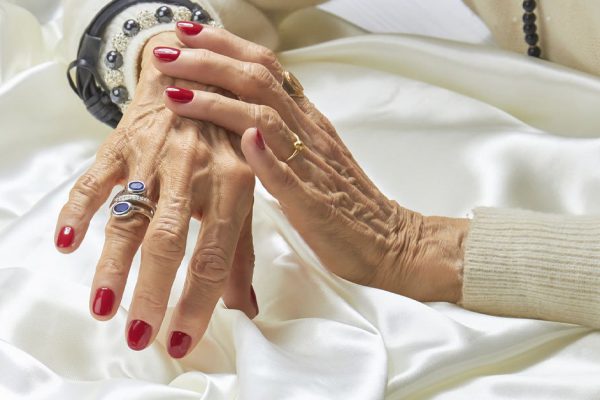 Какой смысл женщине после шестидесяти делать маникюр