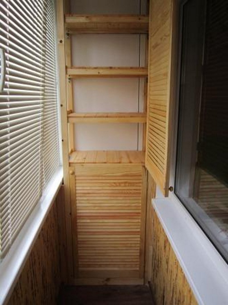 Закрытый стеллаж на балкон. Балконный шкаф. Шкаф на лоджию. Полки на лоджии. Красивый шкаф на балкон.