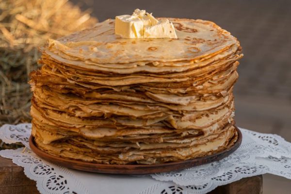 Благодаря чему тонкие блины получатся дырчатыми и воздушными: хитрость усатого шеф-повара