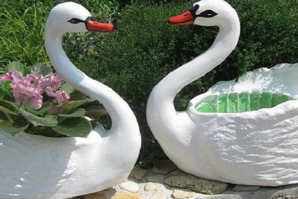 Придумала, из чего можно сделать придомового лебедя, раз шины теперь под запретом