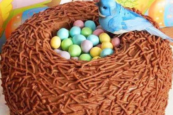 2 яйца, мука, сахар, какао, лимон и несколько кулинарных приемов. Настоящее пасхальное чудо готово!