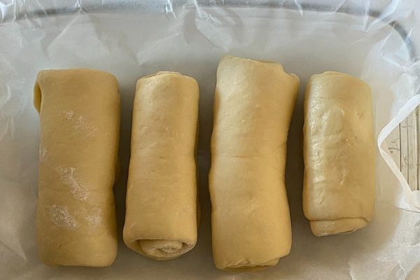 Достаю старый хрустальный бокал на длинной ножке, чтобы приготовить особенное лакомство