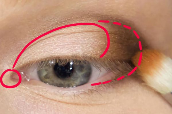 Рельефная техника макияжа глаз! Ее козырь — мягкость и тщательная растушевка без острых углов.