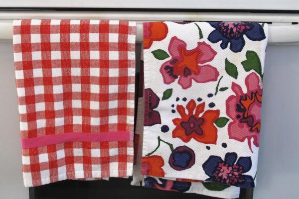 Дарю подарки маме, а она всё отдает токсичной сестре