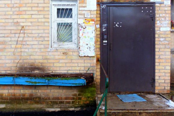 Вот что скрывается за дверью обычной киевской многоэтажки. Как такое возможно?!