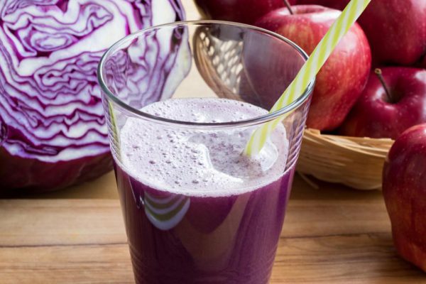 Женщинам за 50 специалист посоветовал напиток из краснокочанной капусты