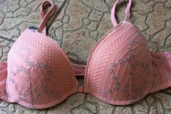 Не выбрасываю старый верх от купальника и кружевное бра, создаю неописуемую красоту своими руками