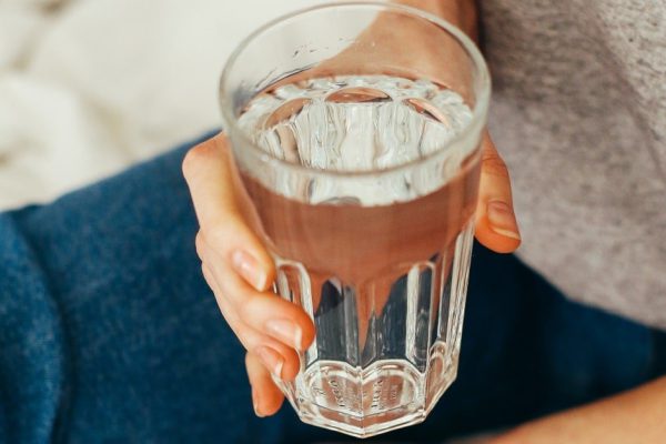 Чтобы избавиться от всех долгов, нужно утром, натощак, в дни убывающей Луны, совершить таинство со стаканом воды