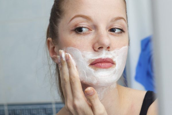 Московская тетя научила, что можно намазывать мужским кремом после бритья