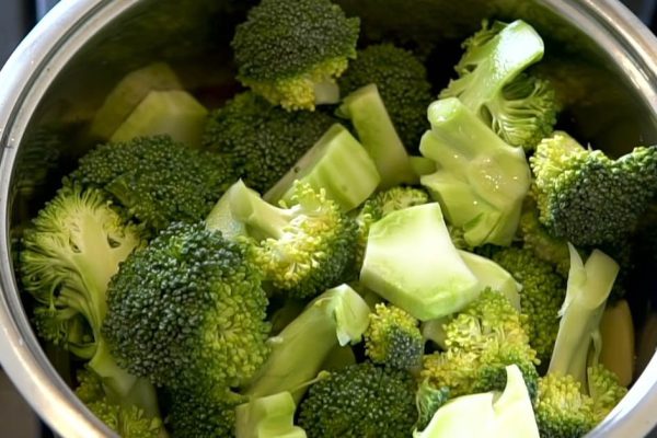 Заполнила морозилку доверху овощами, показываю, что готовлю в ожидании весны