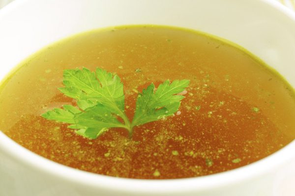 «Говяжий чай» в бутылке из-под игристого известен с XIX века своими целительными свойствами