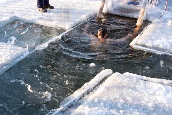 Кому стоит искупаться в проруби на Крещение 19 января и что еще нужно сделать в этот день