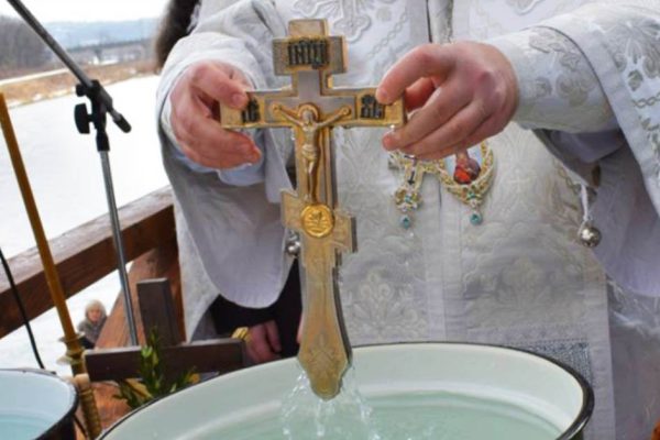 Когда правильно набирать святую воду на Крещение, чтобы она спасала целый год