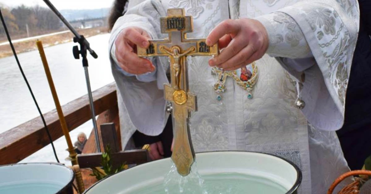 Дали святую воду. Освящение воды. Освящение воды на крещение. О крещенской воде.