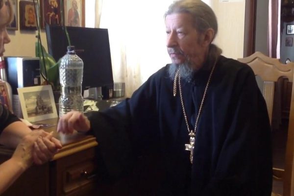 Почему на одних христианских могилах крест ставят в ногах, а на других — в изголовье