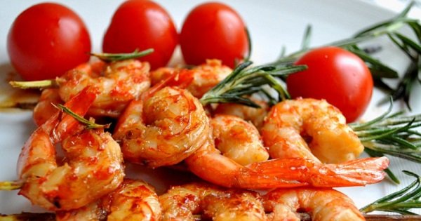 Морепродукты не только вкусны, но и полезны. А эти креветки под соусом — это нечто!