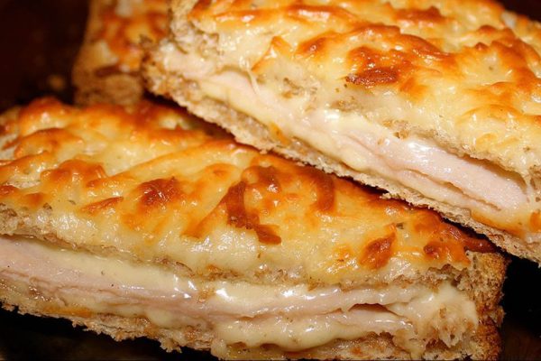 В семье меня называют богиней французской кухни, готовлю крок-мадам для родных на завтрак