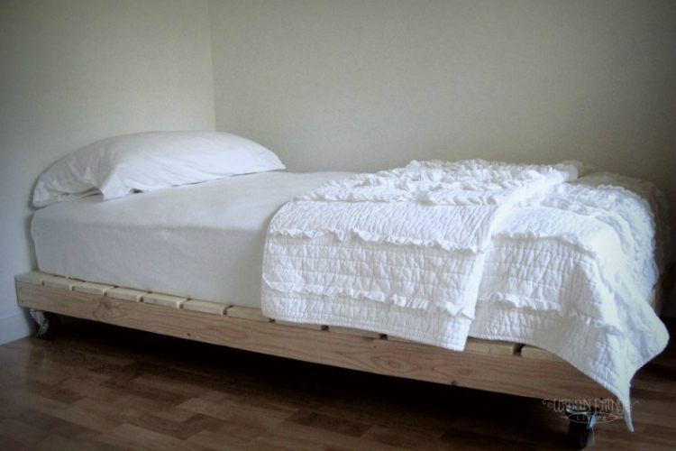 кровать из поддонов фото