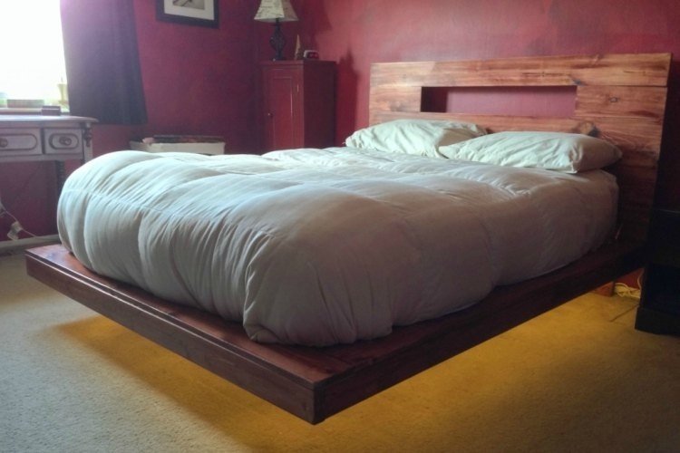 кровать из деревянных паллет