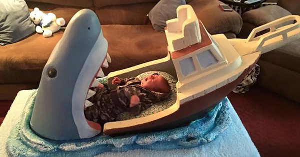 Дядя, вдохновленный фильмом «Челюсти», сделал для своего двухмесячного племянника кроватку.