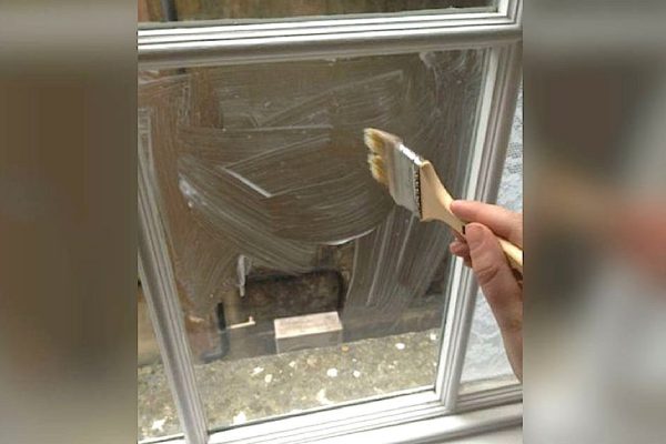 Она покрывает оконное стекло крахмалом. Что же будет в конце? Мои аплодисменты!