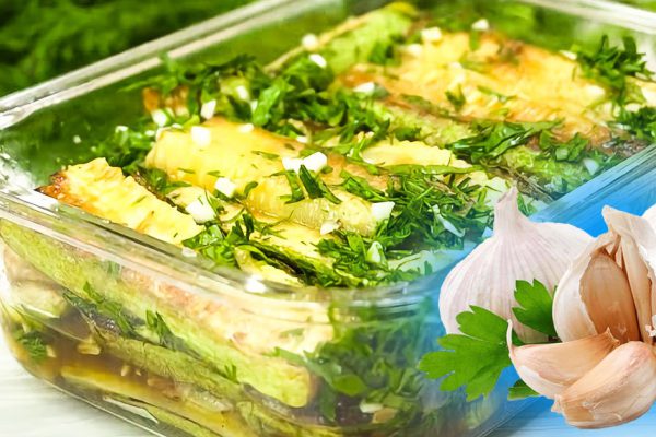 Как только на рынке появляются молодые кабачки с тонкой кожицей, делаю такую закуску с чесночком, гостей не оторвать