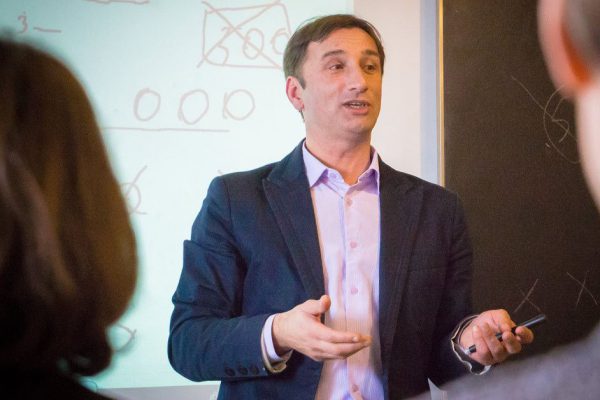 Простой сельский учитель из Грузии продал с аукциона значимые для себя вещи, чтобы помочь Украине