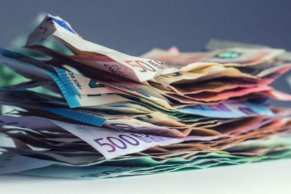 Наконец-то я собрала нужную сумму денег, чтобы купить дочке квартиру, домой я летела на крыльях радости