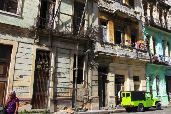 Почему на Кубе окна без стёкол, а стены без обоев