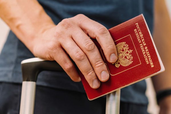 Почему большинство молодых специалистов сейчас впопыхах покидает Россию и какие у этого могут быть последствия