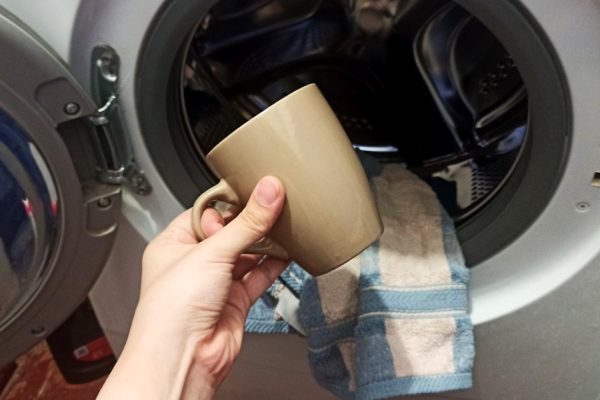 Заливаю в барабан стиральной машины чашку жидкости и загружаю бельё, эффект потрясающий