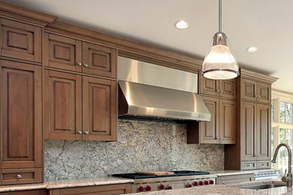 Зачем устанавливать кухню под потолок