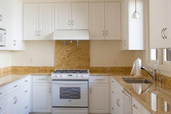 Как обустроить кухню в коридоре