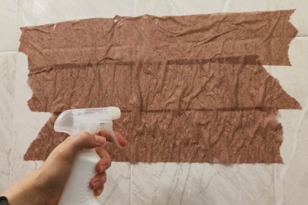 На кухонную плитку уже нельзя было смотреть без слёз, подруга посоветовала прилепить к ней туалетную бумагу, это работает