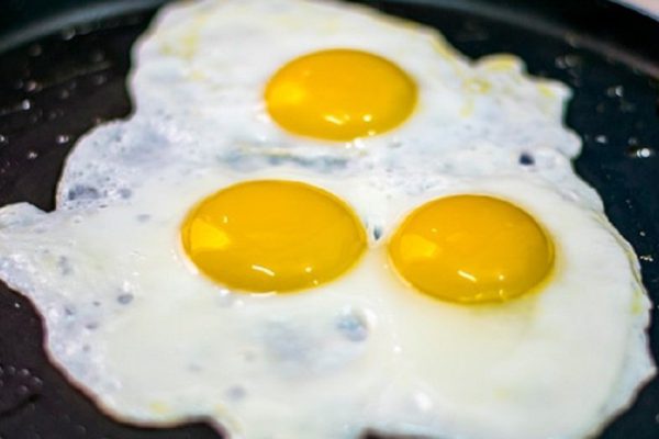 Почему нужно солить не яичницу, а масло, на котором она жарится