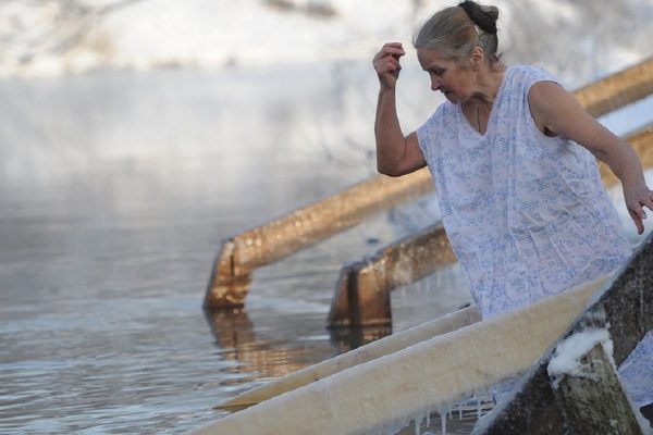 Кому строго запрещено купаться в проруби